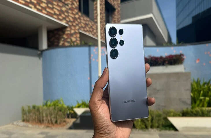 नए मॉडल के आते ही&nbsp;हजारों रुपये सस्ता हुआ Samsung Galaxy S25 Ultra 5G, नयी कीमत जान अभी कर देंगे ऑर्डर&nbsp;