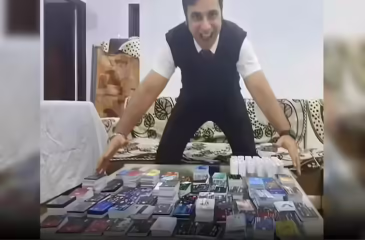 भारत का &lsquo;क्रेडिट कार्ड किंग&rsquo;: इस शख्स के पास हैं इतने कार्ड कि बटुआ नहीं, अलमारी चाहिए रखने को
