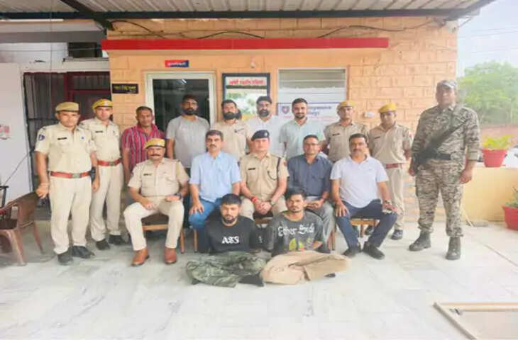 राजस्थान एंटी गैंगस्टर टास्क फोर्स (AGTF) ने जोधपुर में बड़ी कार्रवाई करते हुए लॉरेंस गैंग से जुड़े दो कथित शार्प शूटरों को पकड़ा है। पुलिस के अनुसार, दोनों आरोपियों ने गैंगस्टर लॉरेंस बिश्नोई और आरजू बिश्नोई के कहने पर पंजाब में दो व्यापारियों की हत्या की थी। आरोपियों के खिलाफ पंजाब के फाजिल्का और अबोहर में हत्या के मामले दर्ज बताए जा रहे हैं।  एजीटीएफ को आरोपियों की गतिविधियों और उनके जोधपुर में मौजूद होने की सूचना मिली थी। इसके बाद टीम ने जानकारी जुटाकर दोनों को पकड़ने के लिए कार्रवाई की। दोनों की गिरफ्तारी के बाद पुलिस अब उनसे गैंग से जुड़े अन्य सदस्यों और आपराधिक गतिविधियों के संबंध में पूछताछ कर रही है।  पुलिस के मुताबिक, आरोपियों ने पंजाब के फाजिल्का और अबोहर में दो अलग-अलग व्यापारियों को निशाना बनाया था। जांच में सामने आया कि वारदात कथित तौर पर गैंग के निर्देश पर की गई थी। पुलिस अब इन हत्याओं से जुड़े अन्य पहलुओं की भी जांच कर रही है।  एजीटीएफ की कार्रवाई को राजस्थान में संगठित अपराध और गैंगस्टर नेटवर्क के खिलाफ चलाए जा रहे अभियान से जोड़कर देखा जा रहा है। टीम यह पता लगाने में जुटी है कि गिरफ्तार आरोपियों का राजस्थान में किन लोगों से संपर्क था और वे यहां किस उद्देश्य से मौजूद थे।  गिरफ्तार आरोपियों से पूछताछ के दौरान गैंग के नेटवर्क, उनके संपर्कों और अन्य आपराधिक मामलों से जुड़ी जानकारी मिलने की संभावना है। पुलिस पंजाब पुलिस से भी दोनों आरोपियों के खिलाफ दर्ज मामलों और उनकी आपराधिक पृष्ठभूमि से संबंधित जानकारी जुटा रही है।  राजस्थान पुलिस की एजीटीएफ लंबे समय से राज्य में सक्रिय गैंग और उनके सहयोगियों के खिलाफ कार्रवाई कर रही है। जोधपुर में हुई इस कार्रवाई के बाद पुलिस की जांच अब आरोपियों से जुड़े नेटवर्क तक पहुंचने पर केंद्रित है। पुलिस पूछताछ के आधार पर आगे की कार्रवाई करेगी।