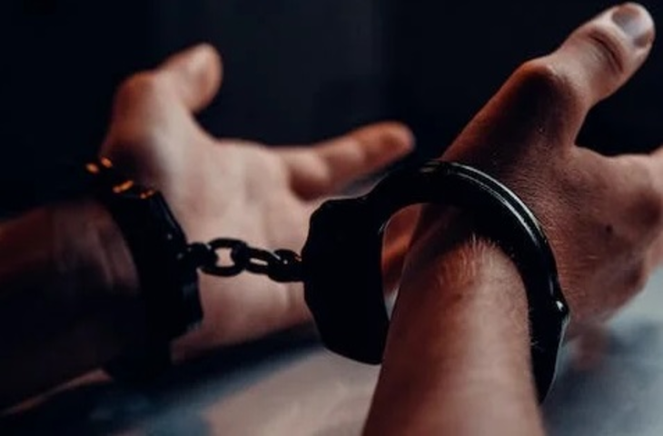 मणिपुर के कांगपोपकी जिले में मंगलवार को अज्ञात उग्रवादियों ने कम से कम तीन आदिवासियों की गोली मारकर हत्या कर दी। अधिकारियों ने यह जानकारी दी।  राज्य की राजधानी में अधिकारियों ने कहा कि अज्ञात सशस्त्र चरमपंथियों के एक समूह ने इंफाल पश्चिम और कांगपोपकी जिलों के सीमावर्ती क्षेत्रों में इरेंग और करम क्षेत्रों के बीच गांवों पर हमला किया और तीन ग्रामीणों की मौके पर ही गोली मारकर हत्या कर दी।  विद्रोही सुबह-सुबह एक वाहन में आदिवासी बहुल गांवों में आए और सुरक्षा बलों के पहुंचने से पहले चले गए।  8 और 9 सितंबर को तेंग्नौपाल जिले के पल्लेल में सुरक्षा बलों के साथ झड़प और आतंकवादियों के बीच गोलीबारी में तीन लोग मारे गए थे।  इंडिजिनस ट्राइबल लीडर्स फोरम (आईटीएलएफ) और कांगपोकपी स्थित नागरिक समाज संगठन कमेटी ऑन ट्राइबल यूनिटी (सीओटीयू) सहित विभिन्न आदिवासी संगठनों ने हत्याओं की कड़ी निंदा की।  आईटीएलएफ के वरिष्ठ नेता और प्रवक्ता गिन्ज़ा वुअलज़ोंग ने कहा कि अच्छी तरह से प्रशिक्षित और सशस्त्र आतंकवादी समूहों की भागीदारी ने जातीय संघर्ष को एक नया आयाम दिया है और यह राज्य में शांति की राह में एक बड़ी बाधा होगी।  मीडिया रिपोर्टों का हवाला देते हुए उन्होंने कहा कि अधिकारी पिछले कुछ हफ्तों से राज्य में यूएनएलएफ, पीएलए, केवाईकेएल और पीआरईपीएके जैसे प्रतिबंधित घाटी-आधारित समूहों के पुनरुत्थान के बारे में चेतावनी दे रहे हैं।  वुएलज़ोंग ने मीडिया को बताया, 