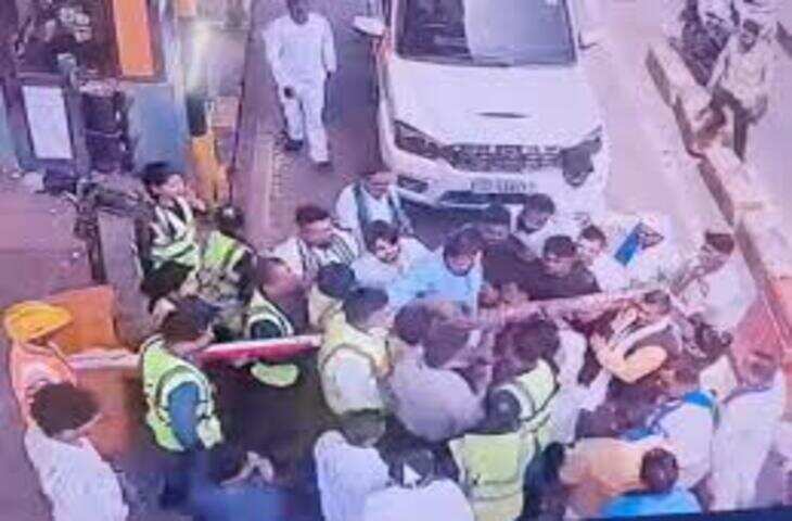 भीम आर्मी के कार्यकर्ताओं ने जबरन टोल का बैरियर हटाकर निकाली गाड़ियां, हाथापाई-छेड़छाड़