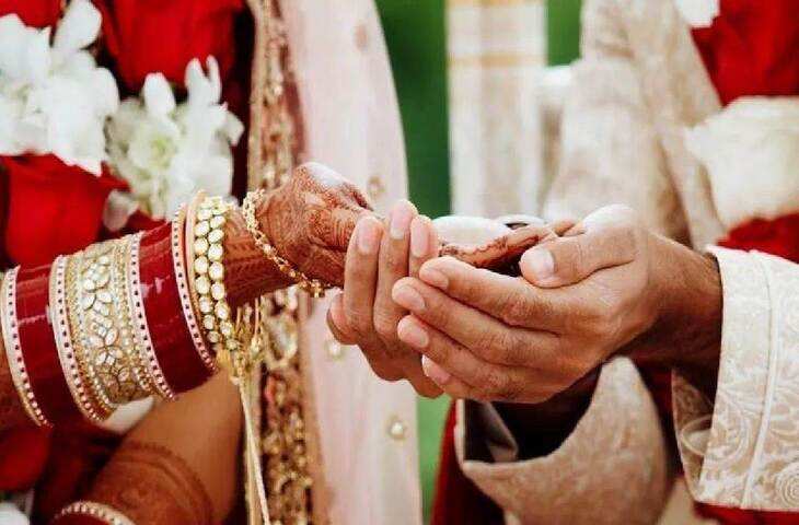 कबाड़ी के प्यार में दीवानी हुई 5 बच्चों की मां, उम्र का भी नहीं किया लिहाज&hellip; पति के सामने कर ली शादी