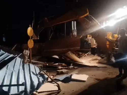बरेली में देर रात वकीलों के चेंबर पर चला बुलडोजर, नगर निगम ने एक दर्जन से ज्यादा अस्थाई चेंबर हटाए