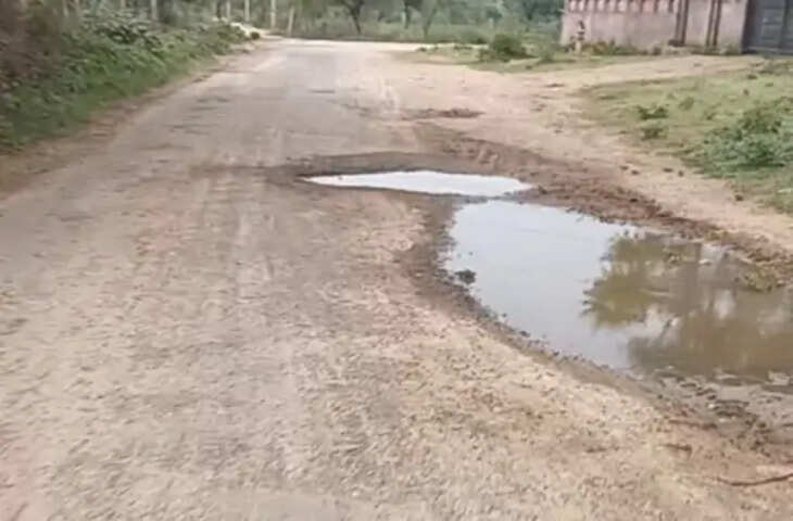 जयपुर-भीलवाड़ा मेगा हाईवे से थला को जोड़ने वाली सड़क बदहाल, गड्ढों से परेशान ग्रामीणों ने उठाई मरम्मत की मांग