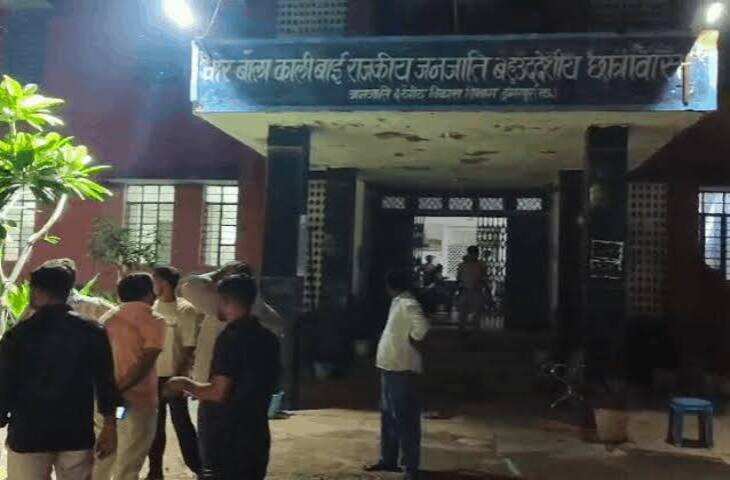 डूंगरपुर गर्ल्स हॉस्टल में युवक के ठहरने की फोटो से मचा हड़कंप, वीडियो में देंखे जांच में नहीं मिला कोई शख्स; झाड़ियों से बिना नंबर की बाइक जब्त
