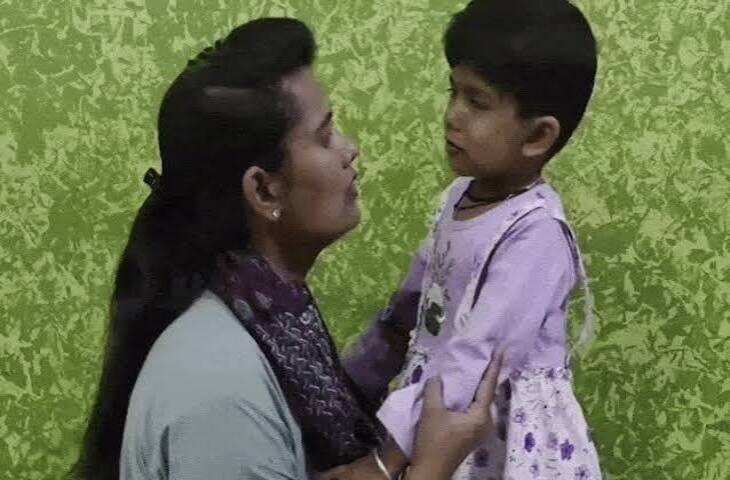 दुर्लभ बीमारी से ग्रसित मासूम अनिका की इंजेक्शन के लिए जंग जारी है। माता-पिता रोजाना पैसा जमा करने के लिए संघर्ष कर रहे हैं। अनिका का इलाज तभी ही संभव हो सकेगा जब अमेरिका से उसका इंजेक्शन आएगा। डॉलर और रुपए के एक्सचेंज रेट में बदलाव होने के कारण 9 करोड़ का इंजेक्शन 9.50 क