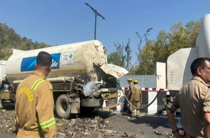 दिल्ली&ndash;देहरादून एक्सप्रेसवे पर बड़ा हादसा, नाइट्रोजन गैस टैंकर से रिसाव; ट्रैफिक डायवर्ट