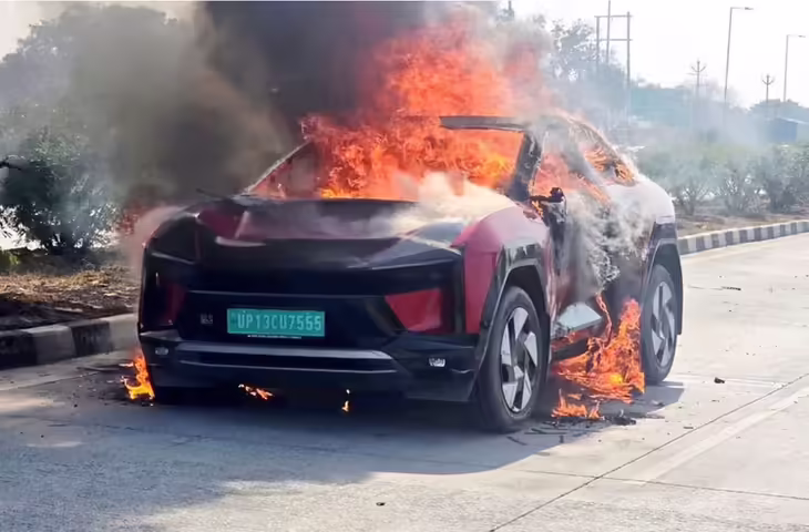 Electric vs Petrol Cars: क्या सच में EV में आग लगने का रिस्क ज्यादा है? पूरी सच्चाई जानकर रह जाएंगे हैरान