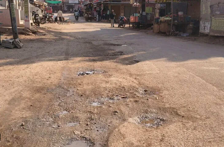 पोकरण की फोर्ट रोड पर &lsquo;नाम मात्र&rsquo; मरम्मत, पेचवर्क के 10 दिन बाद भी बदहाल सड़क; आमजन परेशान