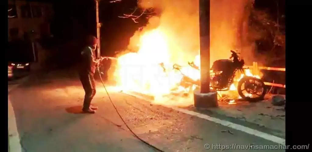 Siwan  असामाजिक तत्वों ने वाहन में लगाई आग,थार वाहन पूरी तरह जलकर राख 