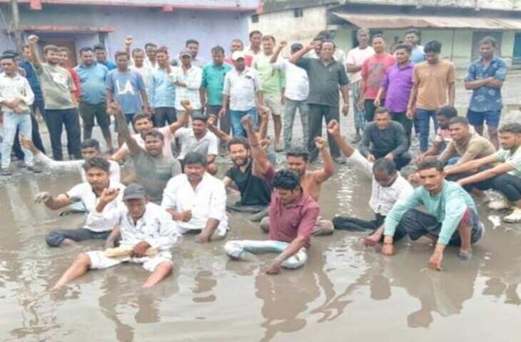 Hyderabad में अनोखा Protest! सड़क के गड्ढे में बैठ गया शख्स, देखें वीडियो&nbsp;