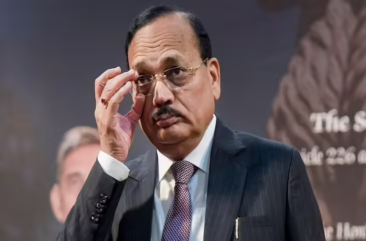 &lsquo;तुम लोग परजीवी हो...'&nbsp;कॉकरोच पर बवाल के बाद फिर बरसे CJI&nbsp;सूर्यकांत, जाने किसे सुनाई खरी खोटी