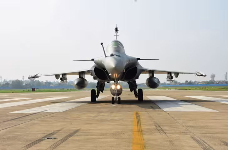 राफेल के कॉकपिट व्यू से थरराया आसमान: स्वदेशी प्रचंड का जलवा देख मलेशिया हैरान, देखें 'तरंग शक्ति' की एक्सक्लूसिव PHOTOS