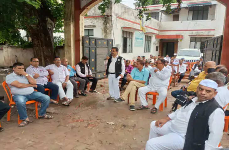 देवरिया में रजिस्ट्री कार्य ठप: नई निबंधन व्यवस्था के खिलाफ अधिवक्ता संघ और स्टांप विक्रेताओं का अनिश्चितकालीन आंदोलन