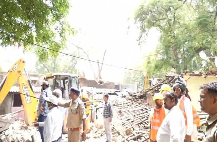प्रयागराज में रेलवे की जमीन पर अवैध कब्जों पर चला बुलडोजर, 100 करोड़ की भूमि कराई गई मुक्त