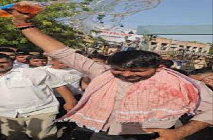 बाड़मेर में बड़ा सियासी घटनाक्रम, विधायक ने कलेक्ट्रेट में पेट्रोल छिड़ककर आत्मदाह की कोशिश, वीडियो में जाने मजदूरों की मांगों पर गतिरोध जारी