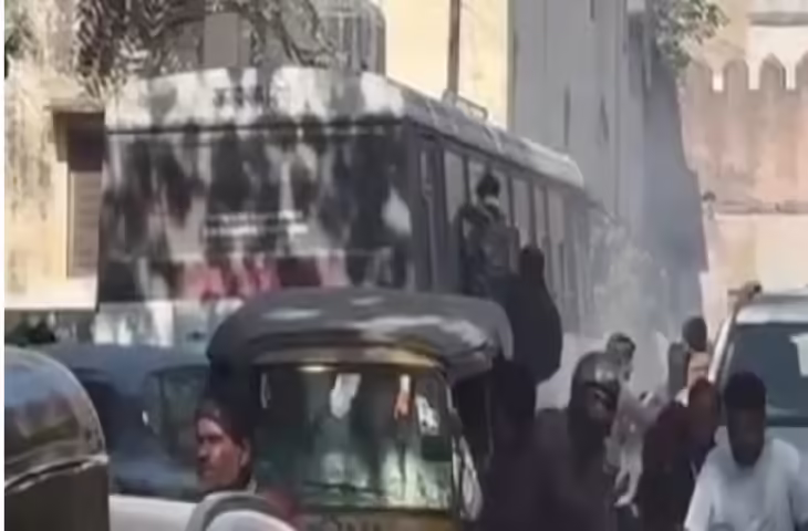 राजस्थान रोडवेज की चलती बस में धमाका, सीटों से उछल पड़े यात्री, डर कर खिड़कियों से निकलकर बचाई जान