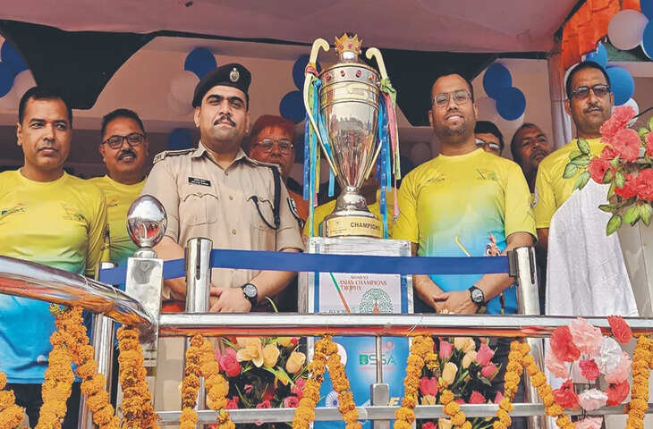 Bihar में ट्रॉफी गौरव यात्रा पहुंची सिवान, DM और SP ने किया जोरदार स्वागत