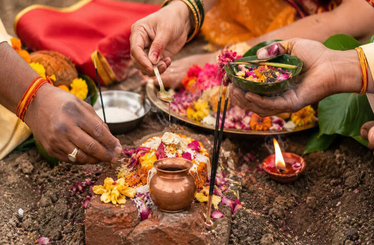 घर की नींव रखते समय सिर्फ मुहूर्त काफी नहीं, जानिए वो जरूरी काम जो ज्यादातर लोग भूल जाते हैं