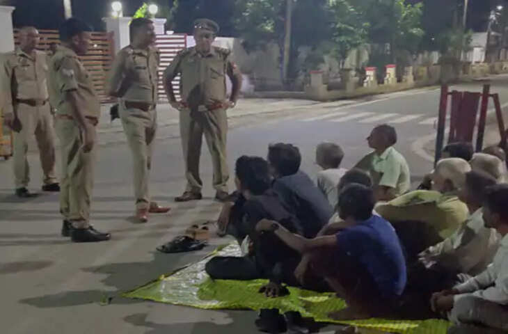 हरदोई कलेक्ट्रेट में आधी रात किसानों का धरना, चकबंदी प्रक्रिया के विरोध में गरमाया मामला