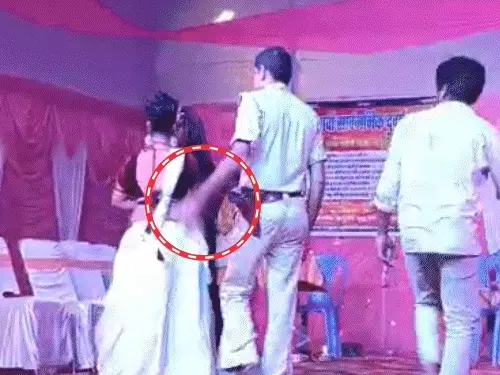 बेगूसराय में जागरण के दौरान महिला डांसर को दरोगा ने मारा थप्पड़, भीड़ से धक्का-मुक्की के बाद पिस्टल तानी