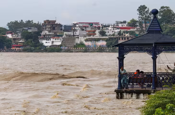 उत्तराखंड में दो दिन बारिश का दौर, देहरादून-बागेश्वर समेत कई जिलों में अलर्ट; बिजली गिरने की चेतावनी
