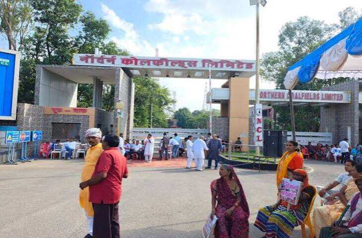 सिंगरौली NCL मुख्यालय पर 500 से अधिक विस्थापितों का धरना, 45 सूत्रीय मांगों पर प्रदर्शन