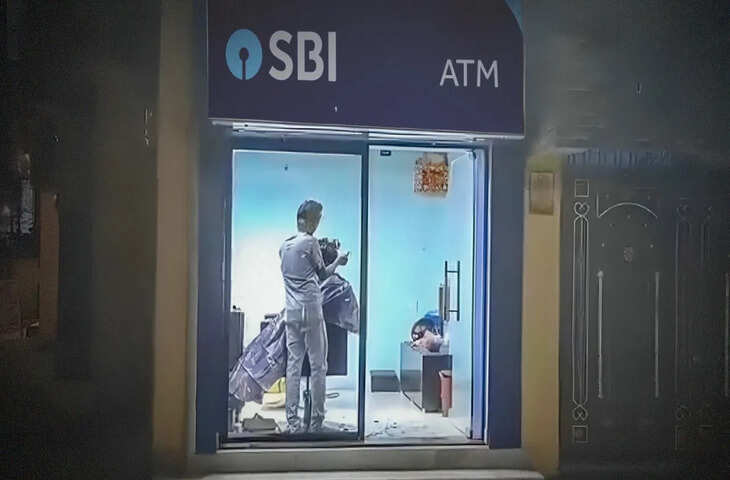 एटीएम परिसर में खुली अनोखी &lsquo;हेयरकट शॉप&rsquo;, सोशल मीडिया पर चर्चा तेज