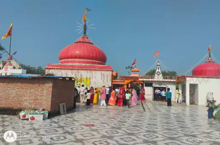 अमेठी के मां कालिकन धाम में उमड़े श्रद्धालु, दर्शन के लिए लगी भीड़; जयकारों से गूंजा धार्मिक स्थल