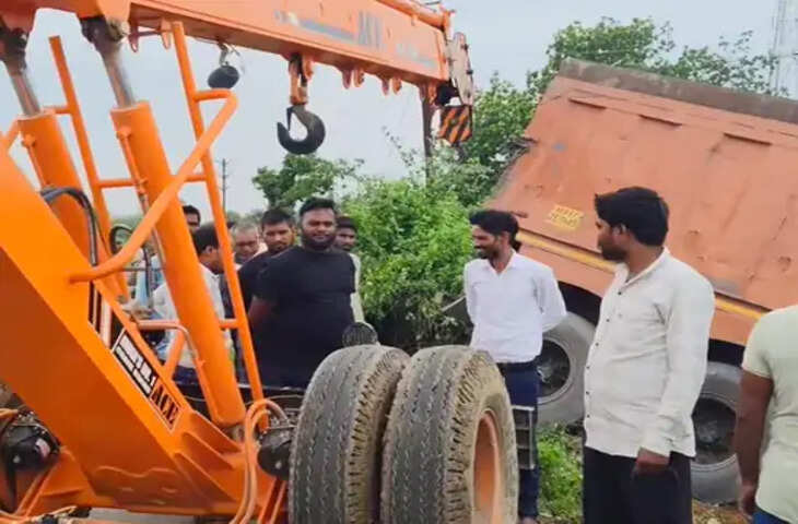 सीधी में तेज रफ्तार ट्रक खाई में पलटा, चालक गंभीर घायल; क्रेन से रेस्क्यू जारी