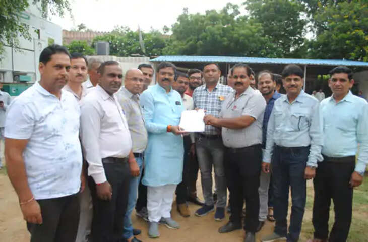 Alwar संविदा टीबी कर्मचारियों ने कार्य बहिष्कार कर मंत्री को ज्ञापन सौंपा।