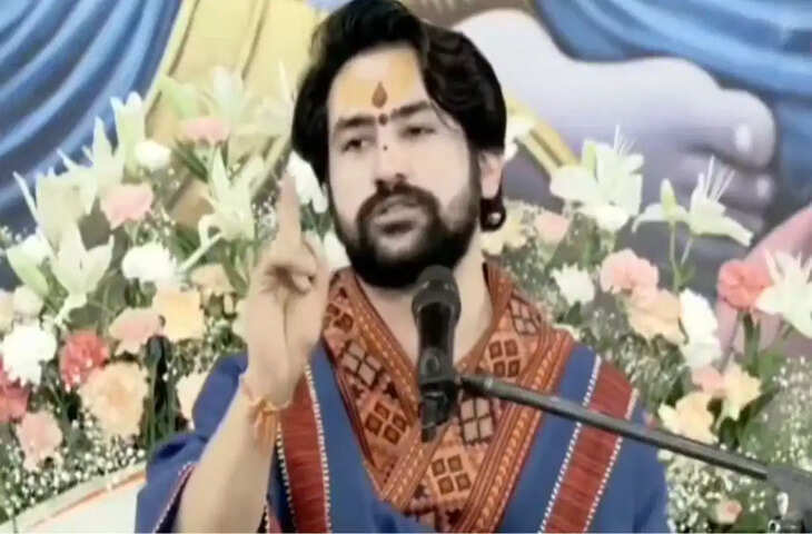चार्टर्ड प्लेन पर पंडित धीरेंद्र के बयान ने मचाई चर्चा, बोले- नेताओं को भी समझनी चाहिए ईंधन बचत की जिम्मेदारी