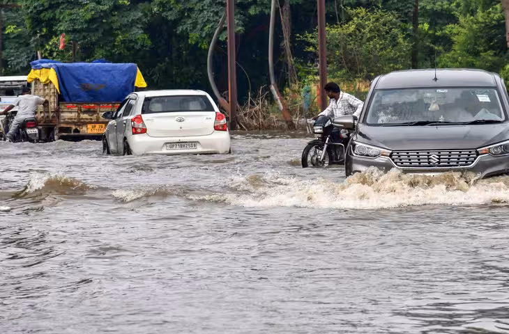 प्रयागराज में जलभराव पर हाईकोर्ट सख्त: 24 घंटे में निचले इलाकों से पानी निकालने के निर्देश, अगली सुनवाई में मांगा जवाब