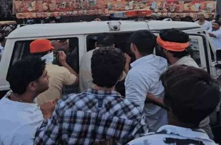 भरतपुर में जूस के गिलास को लेकर बवाल, मैंगो शेक में मांस का टुकड़ा मिलने का आरोप, दुकान पर हंगामा
