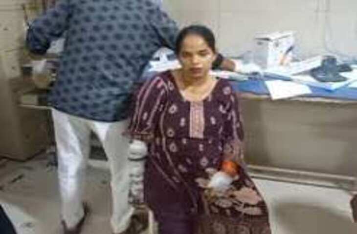 फिरोजाबाद में ऑटो पलटा, महिला समेत तीन यात्री घायल