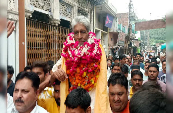 जेल से रिहा होते ही संभल हिंसा के आरोपी जफर अली का भव्य स्वागत, फूल-मालाएं और आतिशबाज़ी देख लोग हैरान