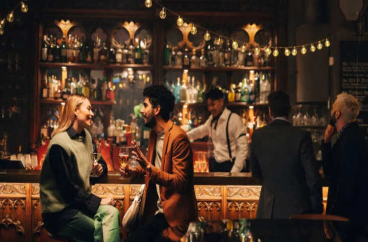 600 साल पुराने पब का CCTV वीडियो वायरल, बिना छुए बीयर का गिलास गिरा, &lsquo;भूतिया&rsquo; चर्चाओं ने पकड़ा जोर