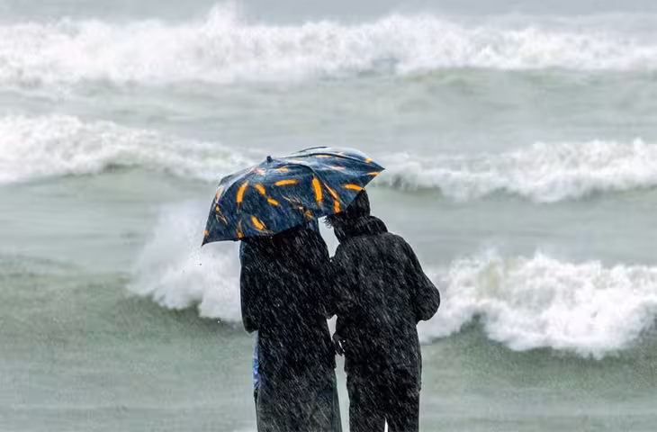 Cyclone Arnab: आंध्र प्रदेश में तूफान से 5 की मौत, ओडिशा में स्कूल बंद; 11 राज्यों में बारिश का अलर्ट