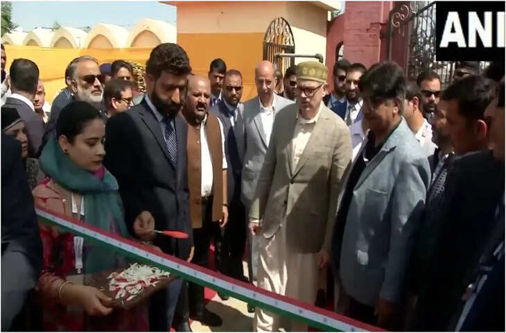 श्रीनगर में कार्यक्रम के दौरान उमर अब्दुल्ला का अनोखा अंदाज, वीडियो वायरल