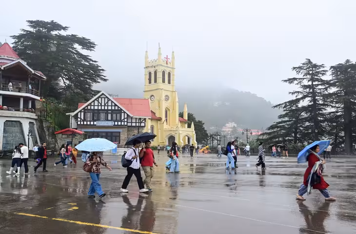 हिमाचल प्रदेश में मानसून अब अपने अंतिम दौर में पहुंच गया है। मौसम विभाग के अनुसार प्रदेश में अगले कुछ दिनों तक मानसून की सक्रियता बनी रहने की संभावना है। 22 सितंबर तक कई इलाकों में बारिश का दौर देखने को मिल सकता है, हालांकि इस दौरान भारी बारिश को लेकर कोई चेतावनी जारी नहीं की गई है। मौसम विभाग के पूर्वानुमान के मुताबिक बारिश की गतिविधियां हल्की से मध्यम रहने की संभावना है।  मानसून की विदाई से पहले प्रदेश के कई हिस्सों में मौसम में बदलाव देखने को मिल रहा है। कहीं हल्की बारिश हो रही है तो कुछ इलाकों में बादल छाए रहने की स्थिति बनी हुई है। पहाड़ी क्षेत्रों में मौसम अचानक बदलने के कारण तापमान में भी उतार-चढ़ाव दर्ज किया जा रहा है। स्थानीय लोगों और पर्यटकों को मौसम की स्थिति को देखते हुए यात्रा की योजना बनाने की सलाह दी गई है।  मौसम विभाग के अनुसार अगले कुछ दिनों में प्रदेश के अधिकांश हिस्सों में मौसम पूरी तरह शुष्क रहने की संभावना नहीं है। कुछ स्थानों पर बारिश हो सकती है, जबकि कई इलाकों में बादल छाए रहेंगे। हालांकि फिलहाल भारी बारिश, बादल फटने या बड़े स्तर पर मौसम खराब होने जैसी कोई चेतावनी जारी नहीं की गई है।  मानसून की विदाई कब?  हिमाचल प्रदेश में मानसून आमतौर पर सितंबर के दौरान कमजोर पड़ने लगता है। इस बार भी अब मानसून की गतिविधियां धीरे-धीरे कम होने के संकेत मिल रहे हैं। 22 सितंबर तक बारिश का दौर बने रहने के बाद प्रदेश में मौसम के और साफ होने की संभावना जताई जा रही है। हालांकि मानसून की आधिकारिक विदाई मौसम विभाग की परिस्थितियों और लगातार दर्ज किए जाने वाले मौसम संबंधी आंकड़ों के आधार पर तय करेगा।  बारिश के कारण पहाड़ी इलाकों में सड़क पर फिसलन और भूस्खलन का खतरा पूरी तरह खत्म नहीं हुआ है। ऐसे में बारिश के दौरान वाहन चालकों को सावधानी बरतने की जरूरत है। खासकर ऊंचाई वाले और संवेदनशील क्षेत्रों में यात्रा करने वाले लोगों को स्थानीय प्रशासन और मौसम विभाग की ओर से जारी अपडेट पर नजर रखनी चाहिए।  तापमान में भी दिख सकता है बदलाव  मानसून कमजोर होने के साथ ही प्रदेश के तापमान में भी धीरे-धीरे बदलाव आने की संभावना है। दिन के तापमान में हल्की बढ़ोतरी और सुबह-शाम ठंडक बढ़ने के संकेत मिल सकते हैं। ऊंचाई वाले इलाकों में मौसम का असर पहले दिखाई देने लगता है।  फिलहाल हिमाचल प्रदेश में बारिश को लेकर स्थिति सामान्य बनी हुई है। अगले कुछ दिनों तक हल्की से मध्यम बारिश की संभावना के बीच लोगों को भारी बारिश का अलर्ट नहीं होने से राहत है। 22 सितंबर के बाद मौसम की स्थिति में होने वाले बदलाव पर मौसम विभाग की नजर बनी रहेगी।
