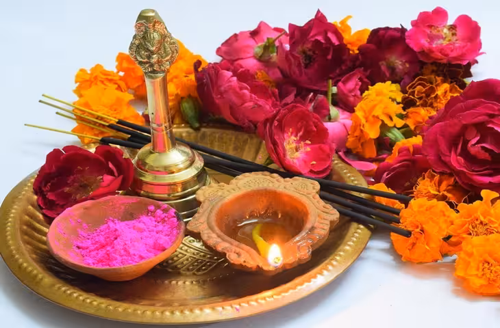 पूजा-पाठ में भगवान के भोग के लिए कैसे बर्तनों का करें इस्तेमाल? जानें पीतल, तांबे और चांदी के बर्तनों का महत्व