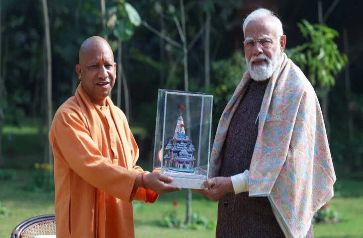 108 दिन की भक्ति, गुलाबी मीनाकारी की शक्ति&hellip; CM योगी ने PM मोदी को दिया सोने-चांदी और हीरों से जड़ा &lsquo;राम मंदिर&rsquo;