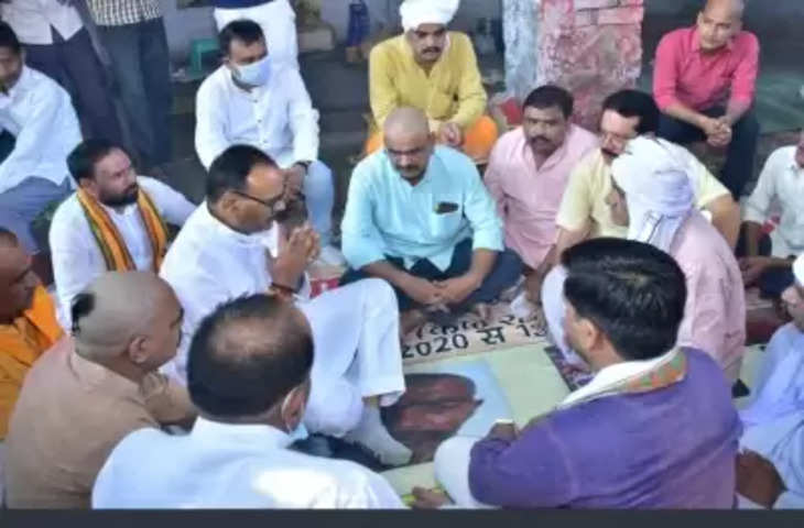 यूपी के लखीमपुर खीरी में मृत भाजपा कार्यकर्ताओं के परिवारों से मिले मंत्री ब्रजेश पाठक
