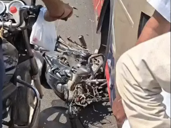 बस ने बाइक सवार 3 लोगों को कुचला, 2 की मौत: एक गंभीर; ओवरटेक के चक्कर में हुआ हादसा, तराना से उज्जैन जा रही थी बस