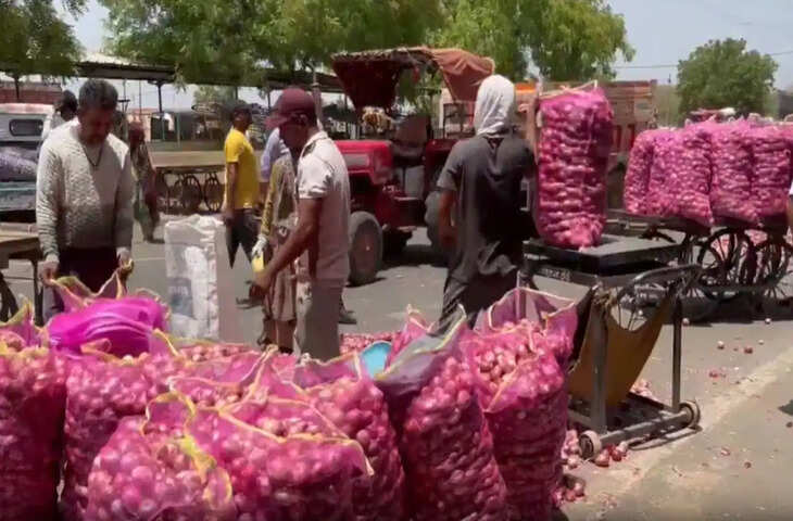 महाराष्ट्र में प्याज के दामों पर बवाल! सड़कों पर उतरे किसान, सरकार के खरीद मूल्य को बताया नाकाफी