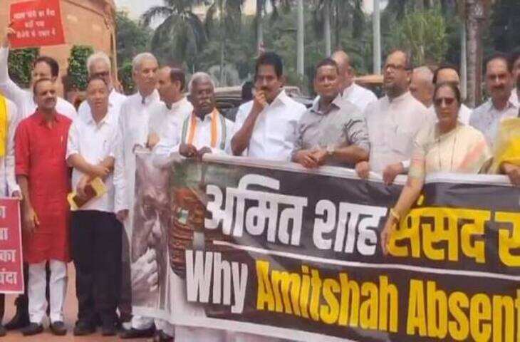 संसद के मानसून सत्र के 12वें दिन भी हंगामे का सिलसिला जारी रहा। मंगलवार सुबह लोकसभा की कार्यवाही शुरू होते ही विपक्षी सांसदों ने जोरदार नारेबाजी शुरू कर दी, जिसके चलते सदन की कार्यवाही महज तीन मिनट ही चल सकी। लगातार हो रहे शोर-शराबे और विरोध के बीच लोकसभा को दोपहर 2 बजे तक स्थगित कर दिया गया। वहीं, राज्यसभा की कार्यवाही भी बाधित रही और उसे दोपहर 12 बजे तक के लिए स्थगित करना पड़ा।  सदन शुरू होते ही विपक्ष का हंगामा  सुबह 11 बजे जैसे ही लोकसभा की कार्यवाही शुरू हुई, विपक्षी दलों के सांसद अपनी सीटों से उठकर नारेबाजी करने लगे। विपक्ष का आरोप था कि सरकार महत्वपूर्ण मुद्दों पर जवाब देने से बच रही है। हंगामे के कारण सदन की कार्यवाही सामान्य रूप से नहीं चल सकी और अध्यक्ष को कुछ ही मिनटों में सदन स्थगित करने का फैसला लेना पड़ा।  मानसून सत्र के दौरान लगातार कई दिनों से विभिन्न मुद्दों को लेकर विपक्ष सरकार को घेरने की कोशिश कर रहा है। इसी कड़ी में मंगलवार को भी सदन की शुरुआत हंगामे के साथ हुई।  राम मंदिर चढ़ावा चोरी मामले पर संसद परिसर में प्रदर्शन  संसद की कार्यवाही शुरू होने से पहले विपक्षी सांसदों ने संसद परिसर के मकर द्वार पर प्रदर्शन किया। प्रदर्शन का केंद्र राम मंदिर चढ़ावा चोरी का मामला रहा। विपक्ष ने इस मुद्दे को लेकर सरकार पर निशाना साधते हुए जोरदार विरोध दर्ज कराया।  प्रदर्शन के दौरान कांग्रेस महासचिव प्रियंका गांधी वाड्रा समेत कई विपक्षी नेताओं ने "चंदा चोर" के नारे लगाए। विपक्ष का कहना है कि इस मामले में निष्पक्ष जांच होनी चाहिए और दोषियों के खिलाफ सख्त कार्रवाई की जानी चाहिए। प्रदर्शन के दौरान विपक्षी सांसदों ने हाथों में तख्तियां लेकर सरकार के खिलाफ नारेबाजी की।  NDA की 'मंगल मिलन' बैठक में शामिल हुए पीएम मोदी  दूसरी ओर, संसद परिसर में प्रधानमंत्री नरेंद्र मोदी ने एनडीए संसदीय दल की साप्ताहिक 'मंगल मिलन' बैठक में हिस्सा लिया। यह बैठक संसद परिसर स्थित जीएमसी बालयोगी ऑडिटोरियम में आयोजित की गई।  बैठक में गृह मंत्री अमित शाह, रक्षा मंत्री राजनाथ सिंह, भाजपा के वरिष्ठ नेता और एनडीए के कई सांसद मौजूद रहे। बैठक के दौरान संसद की रणनीति, आगामी विधायी कार्यों और मानसून सत्र के एजेंडे पर चर्चा होने की संभावना जताई गई।  सत्र में लगातार जारी है गतिरोध  मानसून सत्र के दौरान सत्ता पक्ष और विपक्ष के बीच टकराव लगातार देखने को मिल रहा है। विपक्ष विभिन्न मुद्दों को लेकर सरकार से जवाब मांग रहा है, जबकि सरकार का कहना है कि विपक्ष सदन की कार्यवाही बाधित कर रहा है।  बार-बार हो रहे हंगामे के कारण संसद की कार्यवाही प्रभावित हो रही है और कई महत्वपूर्ण विधायी कार्य लंबित हैं। ऐसे में अब सभी की नजर इस बात पर टिकी है कि आने वाले दिनों में सरकार और विपक्ष के बीच गतिरोध खत्म होता है या मानसून सत्र इसी तरह हंगामे की भेंट चढ़ता रहेगा।