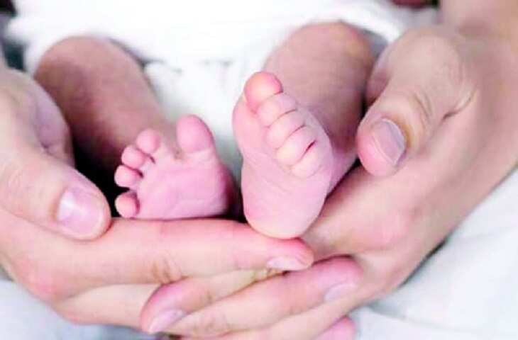 आगरा में दिल दहला देने वाली घटना, वीडियो में देखें एक दिन के नवजात को बेचा, दादी ने बचाया मासूम