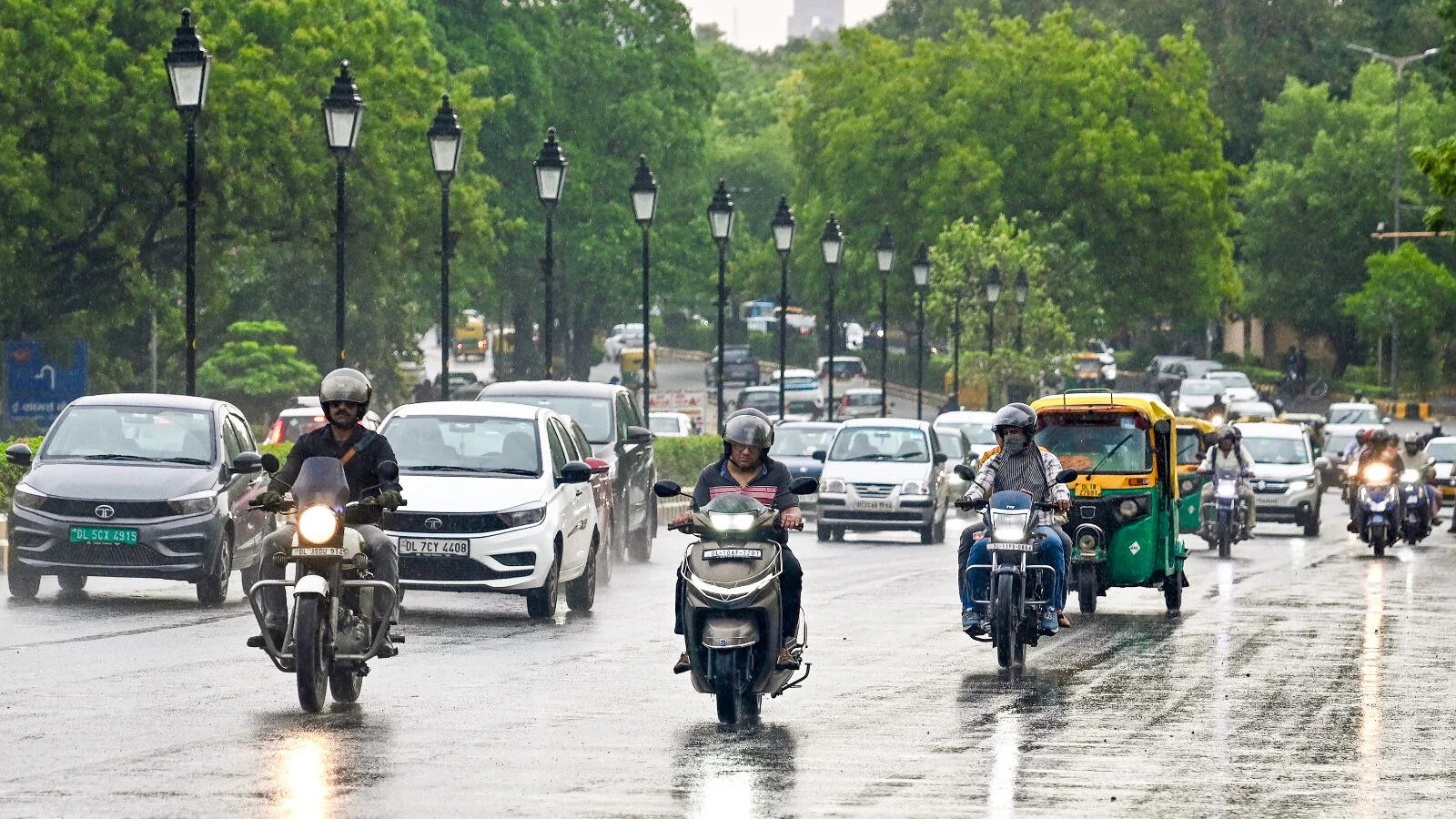 Rain Alert Today: अगले 4 दिनों तक राहत और आफत साथ-साथ, 8 राज्यों में गरज-चमक के साथ भारी बारिश की संभावना