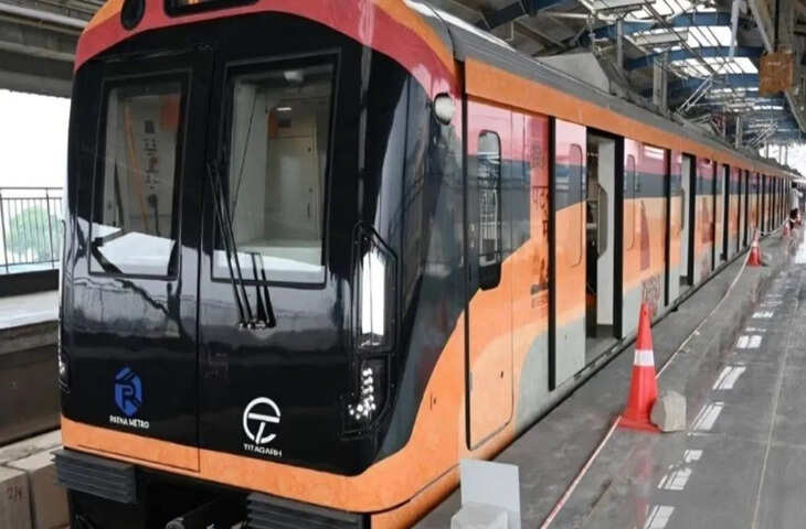 बिहार की राजधानी पटना के निवासियों के लिए मेट्रो रेल से यात्रा करना अब और भी सुखद अनुभव बनने वाला है। पटना के लोगों के लिए एक आधुनिक शहरी परिवहन विकल्प के रूप में काम करने हेतु मेट्रो प्रणाली का तेजी से विकास किया जा रहा है।  मंगलवार को, मेट्रो रेल कॉर्पोरेशन के उप प्रधान सचिव (सेवाएं), सुधीर कुमार ने पटना मेट्रो के मलाही पकड़ी से खेमीचक खंड का विस्तृत निरीक्षण किया, जो 'प्राथमिकता गलियारे' (Priority Corridor) के अंतर्गत आता है।  उन्होंने प्राथमिकता गलियारे&mdash;विशेष रूप से खेमीचक से मलाही पकड़ी मेट्रो स्टेशन तक&mdash;में मेट्रो परिचालन शुरू करने की तैयारियों की समीक्षा की और सभी सुरक्षा व्यवस्थाओं का गहन निरीक्षण किया।  अपने निरीक्षण के दौरान, प्रदीप कुमार ने सुरक्षा और विश्वसनीयता के उच्चतम मानकों को सुनिश्चित करने के लिए महत्वपूर्ण प्रणालियों और यात्री सुविधाओं का निरीक्षण किया। इस निरीक्षण में UPS कक्षों, लिफ्टों और एस्केलेटरों, ASS कक्षों, SCR कक्षों और प्लेटफॉर्म स्तरों की पूरी समीक्षा शामिल थी; उन्होंने गलियारे के साथ OHE (ओवरहेड उपकरण) की ऊंचाई के मापों की भी समीक्षा की।  **मेट्रो अपने लक्ष्य की ओर एक कदम आगे बढ़ी**  उन्होंने E&M (विद्युत और यांत्रिक) प्रणालियों और अन्य तकनीकी प्रतिष्ठानों का भी गहन परीक्षण किया। यह उल्लेखनीय है कि पटना मेट्रो के प्राथमिकता गलियारों पर किया गया प्रत्येक निरीक्षण और व्यापक जांच, मेट्रो रेल प्रणाली को उसके परिचालन शुभारंभ के लक्ष्य को प्राप्त करने के एक कदम और करीब ले जाती है।