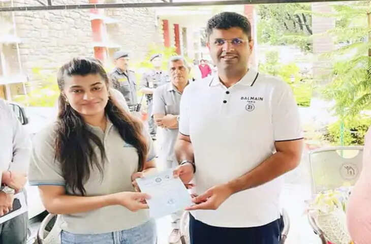 Hisar के नर्सिंग कॉलेज की 8 छात्राएं उड़ेंगी उड़ान: डिप्टी सीएम दुष्यंत चौटाला ने सौंपा जर्मनी का वीजा; बधाई दी